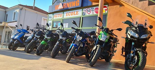Devanture de l'auto-école WARNING à Agde avec les motos
